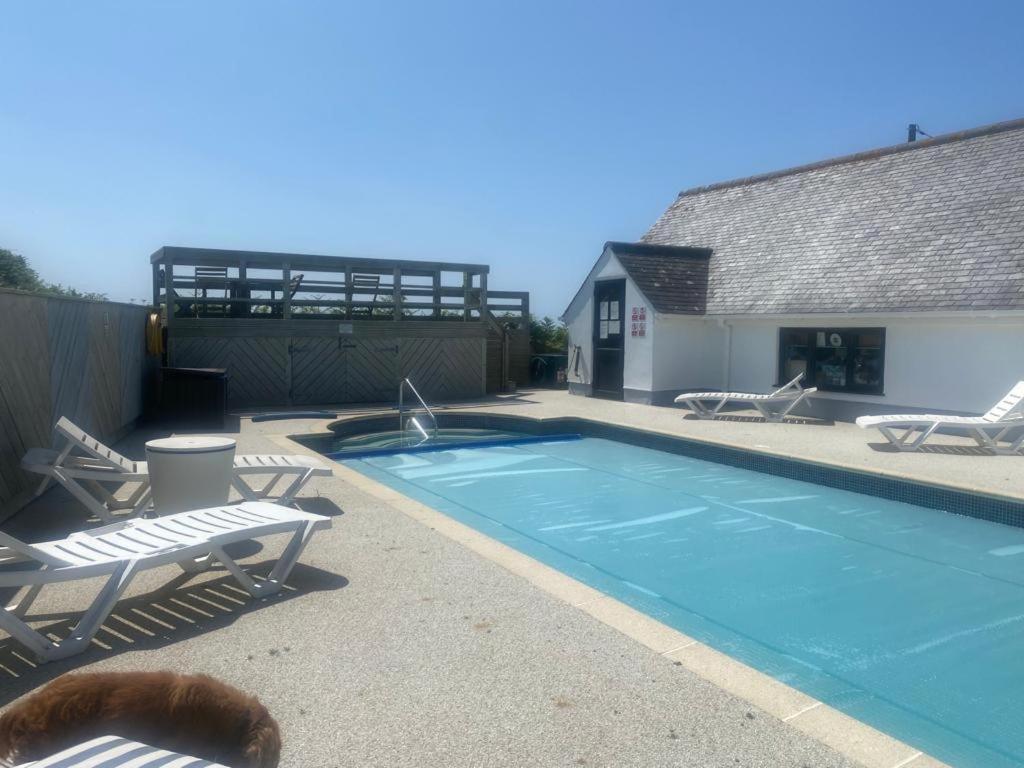 2 Bedroom Cottage Sleeps 4, With Pool Use, 세넨 외부 사진