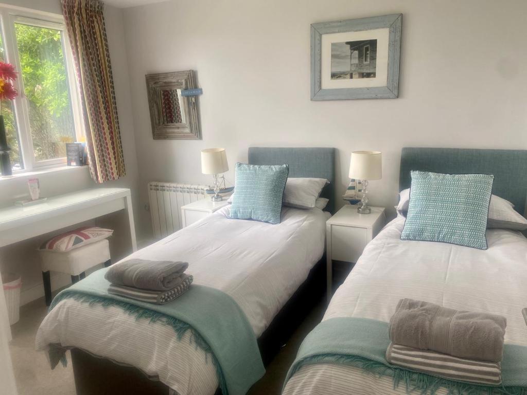 2 Bedroom Cottage Sleeps 4, With Pool Use, 세넨 외부 사진