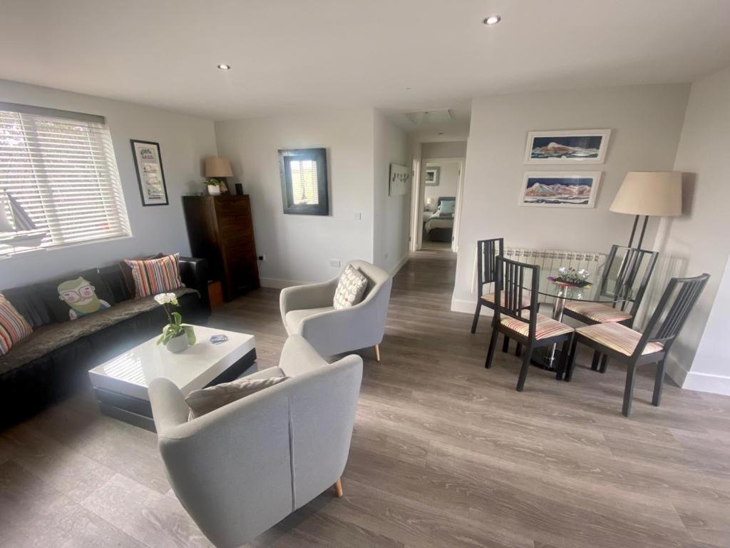 2 Bedroom Cottage Sleeps 4, With Pool Use, 세넨 외부 사진